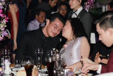 Giây phút tình tứ của nữ đại gia Phượng Channel bên tình trẻ Quách Ngọc Ngoan