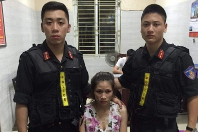 Nữ 9X 'bồi dưỡng' cho cảnh sát để được giữ 'bí mật' trong túi xách