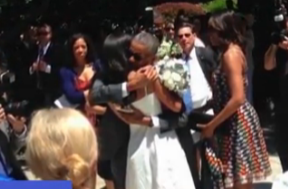 Sợ khóc trong lễ tốt nghiệp của con, Obama đeo kính đen