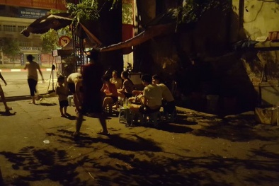 Mất điện liên tục giữa đêm, người Hà Nội vật vã réo tên 'ông điện lực’