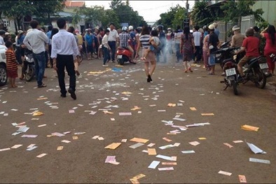 Nhạc đám ma réo rắt, vàng mã bay tứ tung trong đám cưới ở Đắk Lắk