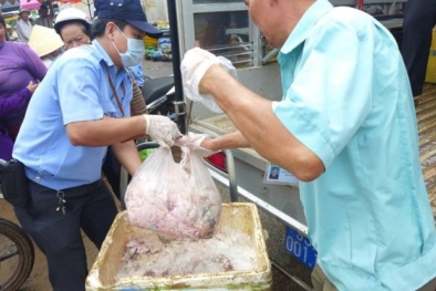 ‘Rùng mình’ phát hiện 600 kg thịt thối vô chủ tại chợ nổi tiếng Bình Phước 