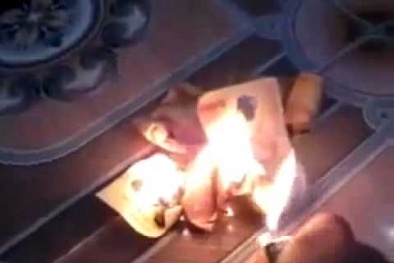 Thực hư vụ du khách Trung Quốc bật lửa đốt tiền Việt gây bức xúc