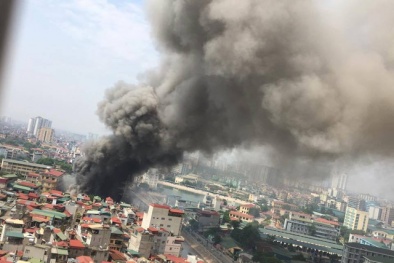 Khói đen ngồn ngộn bốc lên từ vụ cháy trên đường Trường Chinh, HN