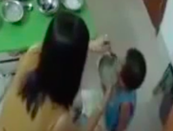 Dân mạng dậy sóng trước clip cô giáo mầm non tát vào mặt trẻ khi cho ăn