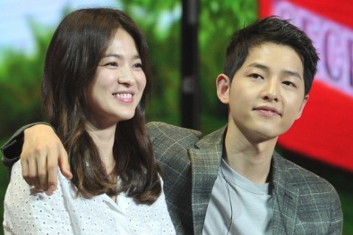 Song Joong Ki cưng nựng 'đàn chị' Song Hye Kyo trong buổi họp fan