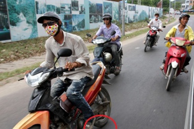 Từ 1/8, đi xe máy cố tình không gạt chân chống để ‘biểu diễn’ bị phạt tiền