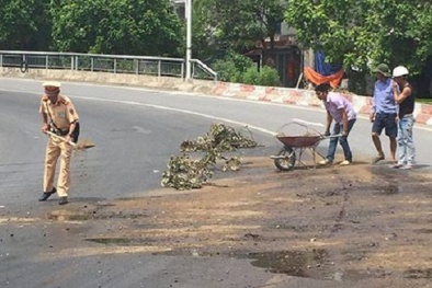 Bức ảnh CSGT 'đội nắng' dọn vết dầu loang trên đường gây xôn xao