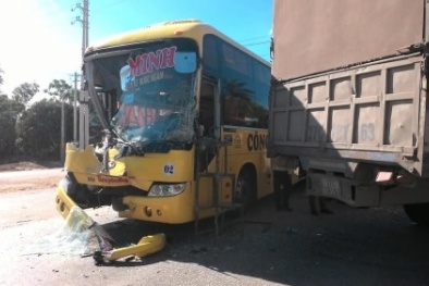 Xe khách nát bét, rúc đầu vào đuôi xe tải sau cú đâm 'trời giáng'