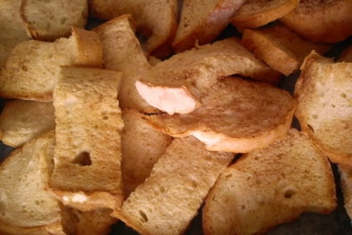 Bánh mỳ bốc mùi, lổm nhổm kiến được 'hoá kiếp' thành bánh mỳ sấy tẩm bơ đường