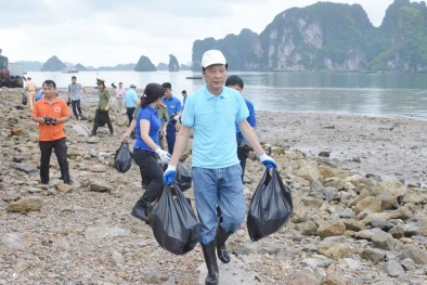 Bí thư Tỉnh ủy Quảng Ninh đi nhặt rác