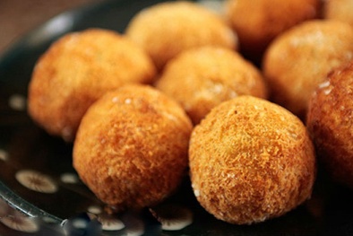 Làm bánh khoai lang viên chiên giòn rụm vui miệng cho cả nhà