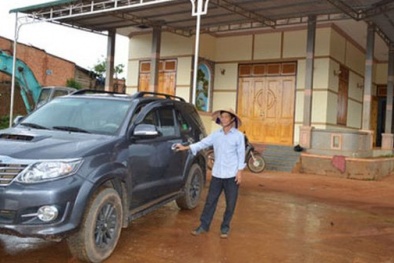 Đắk Nông: Lão nông xây biệt thự, sắm ô tô sang, chi 2 tỷ xây sân bóng bể bơi