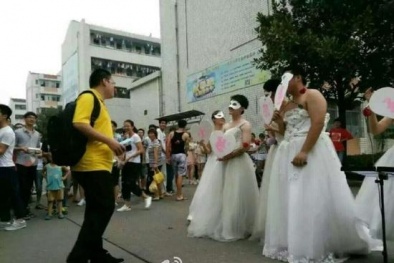 Nữ giảng viên cầu hôn nam sinh trước cửa lớp