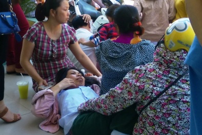 Mẹ như ‘hóa điên hóa dại’ thấy thi thể con nổi giữa bể bơi trong trường