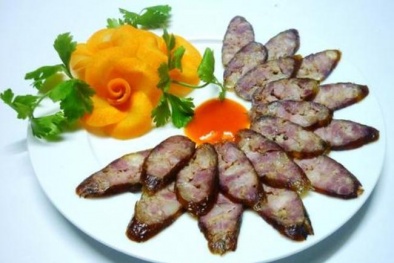 Bữa cơm tròn vị với xúc xích hun khói kiểu đồng bào Tây Bắc