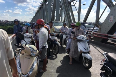 Cô gái đi xe Lead bất ngờ nhảy xuống sông Hồng tự tử