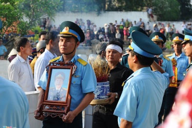 Cô giáo nói khác đám đông vụ đặc cách vợ liệt sĩ bị cảnh cáo