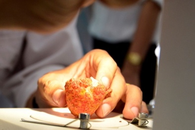 Cận cảnh quy trình chiếu xạ vải thiều tại Hà Nội