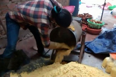 Hãi hùng bí ẩn đằng sau công nghệ tẩm chất 'lạ' cho riềng xay bán sẵn ở chợ