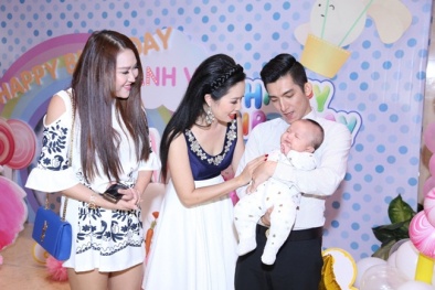 Phi Thanh Vân diện váy ngắn cũn đến mừng tiệc thôi nôi con gái Trịnh Kim Chi 