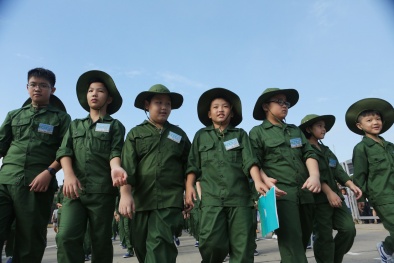 'Chiến sỹ nhí’ lên đường ‘nhập ngũ’: Bố mẹ yên tâm, con lo được mà!