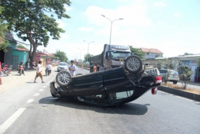 Nghệ An: Cố vượt xe tải, Vios 'phơi bụng' trên đường 