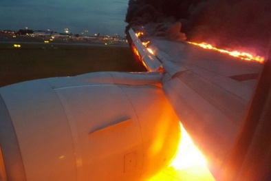 200 hành khách bất động dù cánh máy bay Singapore bốc cháy dữ dội