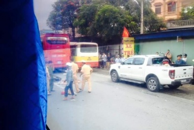 Đối đầu xe tải, một phụ nữ chết thảm dưới bánh xe khách