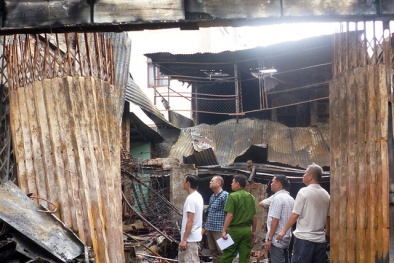 Cháy nhà 4 người chết ở Đồng Nai: ‘Mẹ, vợ, con và cháu tôi còn trong đó’