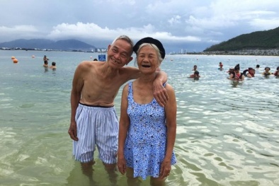 Bức ảnh cụ bà 87 tuổi mặc áo tắm bên chồng 'đốn tim' cư dân mạng 