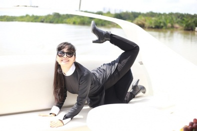 Ca sĩ Trang Nhung tái xuất trên du thuyền 5 sao