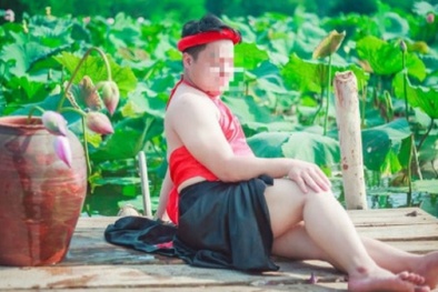 Đọ độ ‘thắm’ của hai mỹ nam mặc yếm thả dáng bên hoa sen 'hot nhất Vịnh Bắc Bộ'