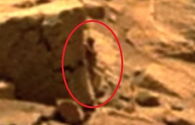Xôn xao hình ảnh 'người phụ nữ' nấp sau tảng đá trên sao Hỏa