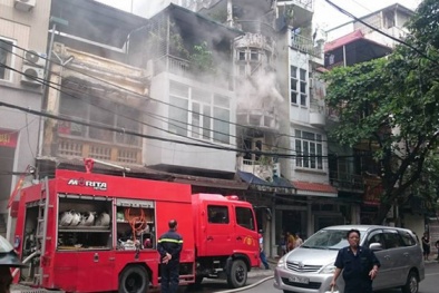 30 phút ‘diệt giặc lửa’, cứu nhà 5 tầng ở phố cổ Hà thành
