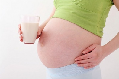 Ba tháng đầu bà bầu nên uống sữa gì?