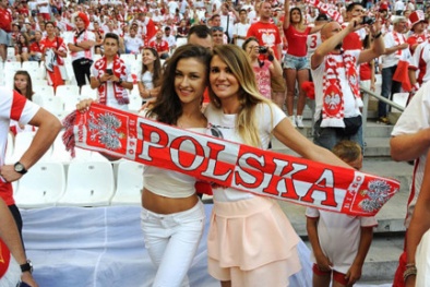 'Đắm say' vẻ đẹp quyến rũ của các nữ CĐV Ba Lan và Bồ Đào Nha