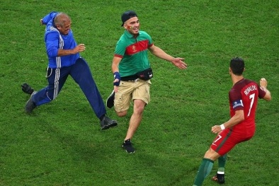 Dư âm trận cầu Ba Lan - Bồ Đào Nha: Fan cuồng lao vào sân 'đuổi bắt, giật áo Ronaldo'