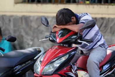 Rơi nước mắt cảnh phụ huynh bám hàng rào, ngủ vỉa hè ngóng con đi thi