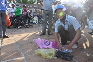 Rơi nước mắt nhìn người cha cụt tay thấp thỏm trước cổng trường thi 