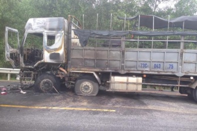 Sau cú 'hôn nhau trời giáng', cả xe tải và xe máy đều bốc cháy