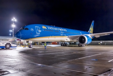 'Giấc mơ bay' của Vietnam Airlines bị xe thang xô lệch cánh cửa