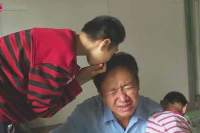 Người đàn ông nuôi hai con bại não khi vợ rời bỏ