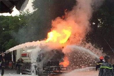 Cháy xe chở xăng dữ dội rồi lan vào cây xăng cạnh chợ Đền Lừ