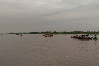 Va chạm tàu trên sông Hồng, ít nhất 3 người trong một gia đình tử nạn