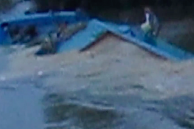 Clip: Giây phút nhóm người nhảy khỏi xà lan bị chìm khi đâm cầu ở TP HCM