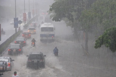 Quảng Ninh chìm trong 'đại hồng thủy', phao bơi thành phương tiện chính