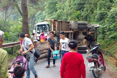 Xe tải 'nằm vật' trên QL2B, đường lên Tam Đảo bị tê liệt