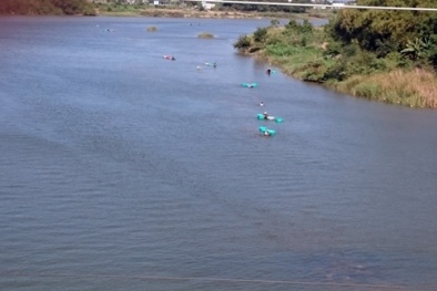 Nghẹn lòng thi thể hai cha con ôm chặt nhau dưới đáy hồ Ông Giám