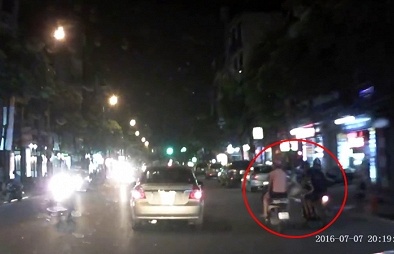 Cướp áp sát, giật túi xách 2 cô gái đi xe máy ở Hà Nội